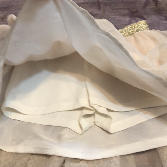 Girls gold and sparkle lined skort (built-in shorts). Like new condition. Size 4 - Picture 5 of 5